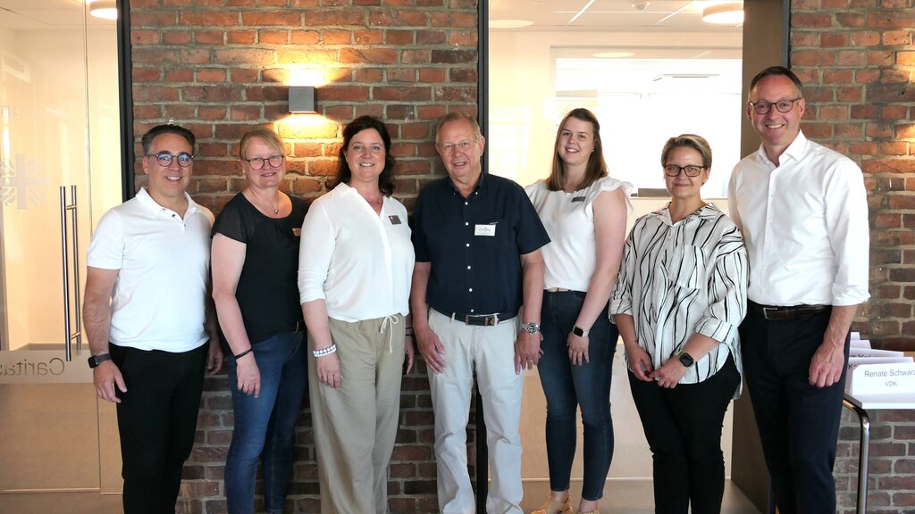 Gruppenbild mit sieben Männern und Frauen