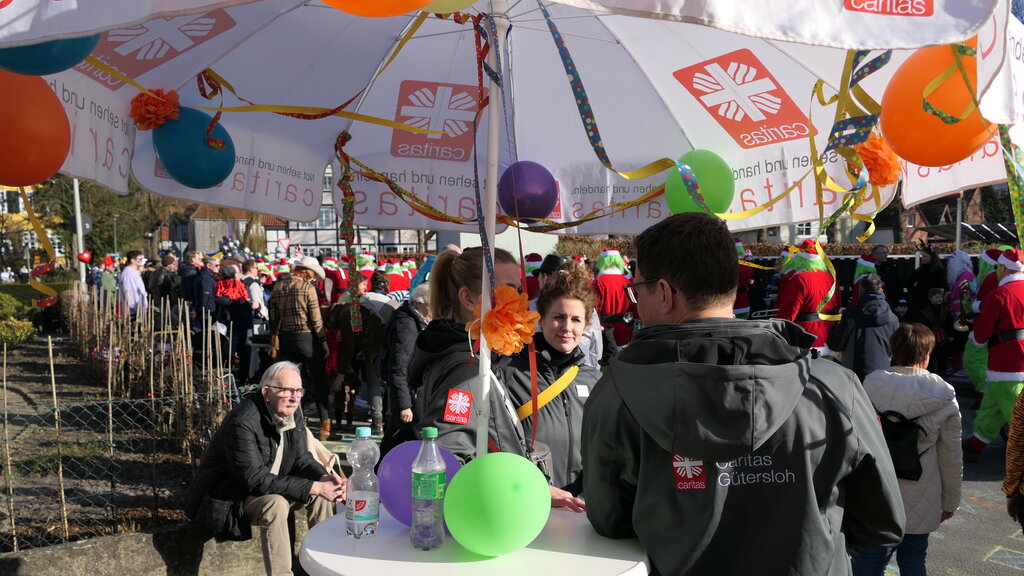 In Rietberg zieht der Rosenmontagsumzug vorbei - Perspektive der Zuschauer.