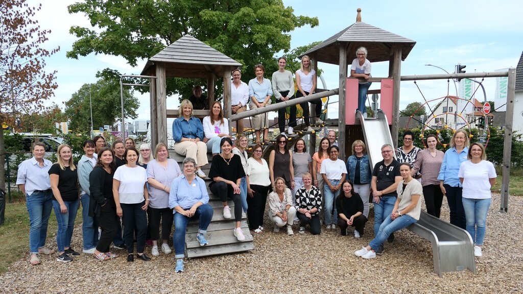 Gruppenbild mit mehr als 40 Menschen auf einem großen Klettergerüst