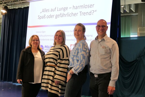 Gruppenbild mit zwei Veranstaltern und zwei Referenten