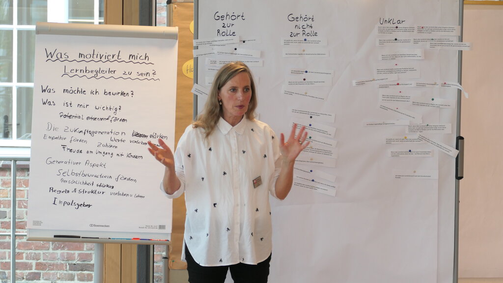 Iris Schultz in einer Schulungssituation vor einer Gruppe.