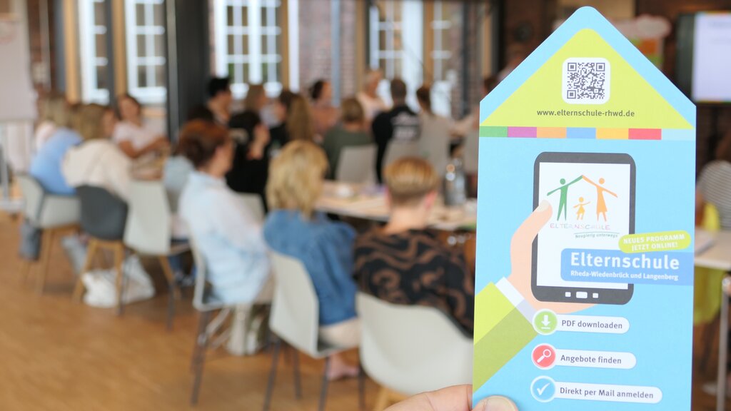 Die Karte mit einem QR-Code zum neuen Elternschulprogramm Bildvordergrund.